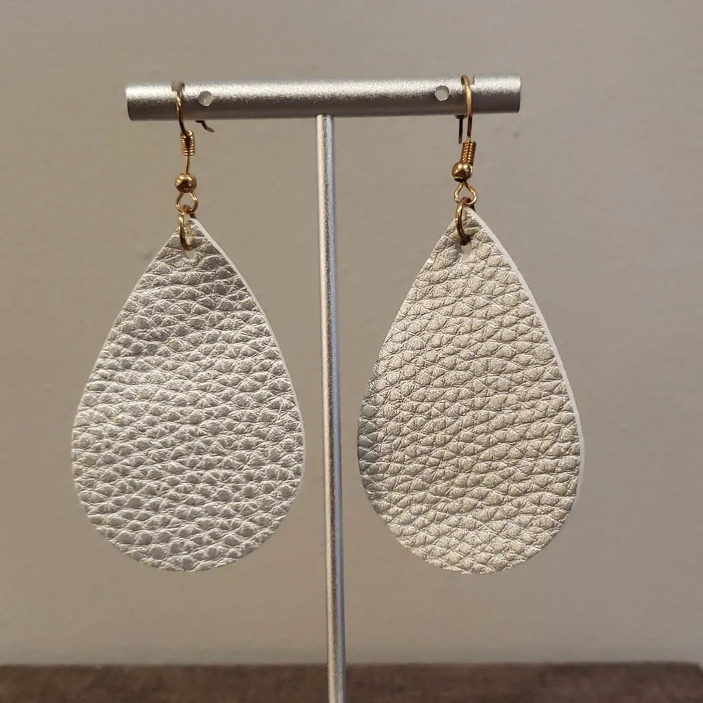 60. 3 Felt Dangle Earrings - Picture 6 of 11